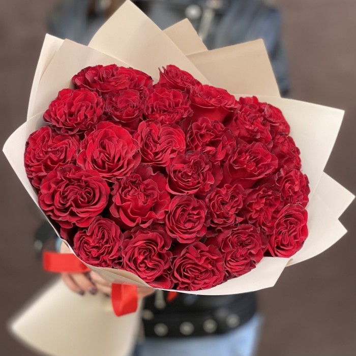25 красных пионовидных роз Хартс